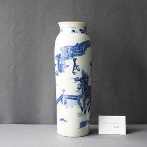 A Chinese blue and white 'qilin and phoenix' sleeve vase, Transitional period — 照片 7