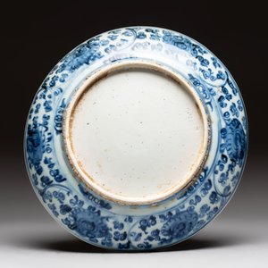 A Chinese blue and white 'qilin' dish, Hongzhi/Zhengde — photo 2