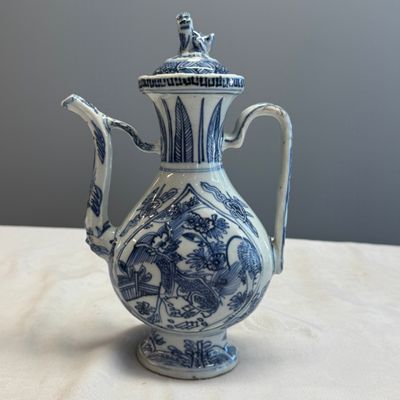 A Chinese blue and white 'Qilin' ewer and cover — photo 1