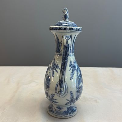 A Chinese blue and white 'Qilin' ewer and cover — photo 6