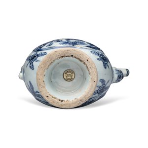 A Chinese blue and white 'Qilin' ewer and cover — photo 7