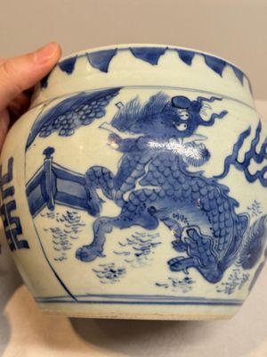 A Chinese blue and white 'qilin' jar and wooden cover, Transitional period — photo 13