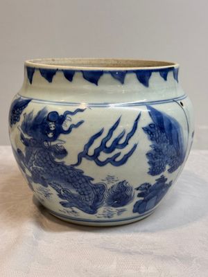 A Chinese blue and white 'qilin' jar and wooden cover, Transitional period — photo 2