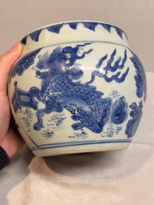 A Chinese blue and white 'qilin' jar and wooden cover, Transitional period — photo 3