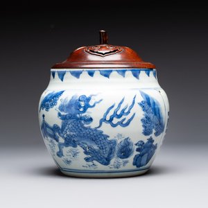 A Chinese blue and white 'qilin' jar and wooden cover, Transitional period — photo 1