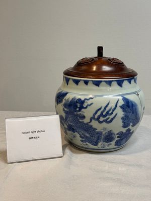 A Chinese blue and white 'qilin' jar and wooden cover, Transitional period — photo 1