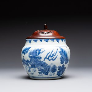 A Chinese blue and white 'qilin' jar and wooden cover, Transitional period — photo 1