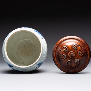A Chinese blue and white 'qilin' jar and wooden cover, Transitional period — photo 5
