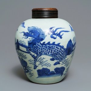 A Chinese blue and white 'qilin' jar, Transitional period — 照片 1