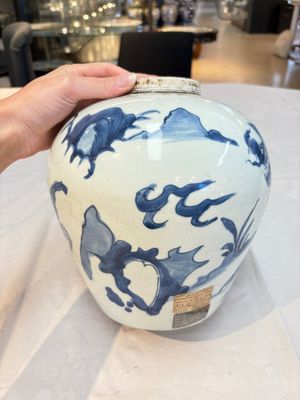 A Chinese blue and white 'qilin' jar, Transitional period — photo 4