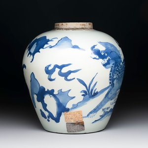 A Chinese blue and white 'qilin' jar, Transitional period — photo 4