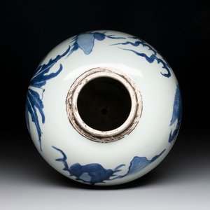 A Chinese blue and white 'qilin' jar, Transitional period — photo 5