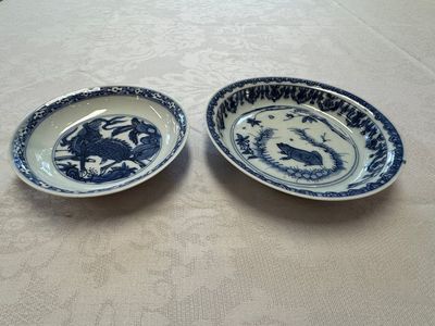 A Chinese blue and white 'Qilin' saucer dish and a 'Frog' saucer dish, Jiajing/Wanli — foto 1
