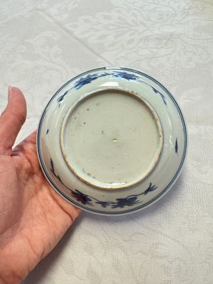 A Chinese blue and white 'Qilin' saucer dish and a 'Frog' saucer dish, Jiajing/Wanli — foto 11