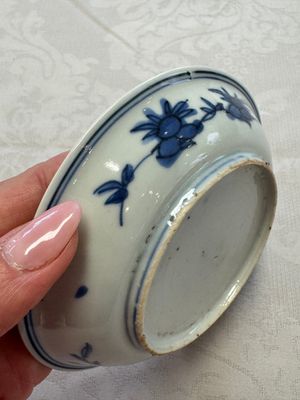A Chinese blue and white 'Qilin' saucer dish and a 'Frog' saucer dish, Jiajing/Wanli — foto 12