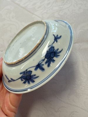 A Chinese blue and white 'Qilin' saucer dish and a 'Frog' saucer dish, Jiajing/Wanli — foto 14