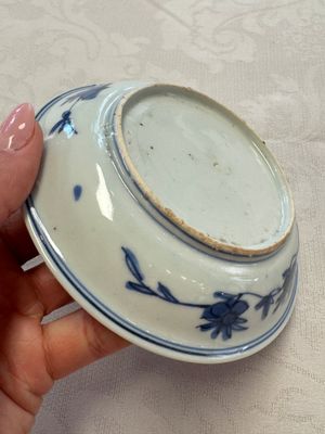 A Chinese blue and white 'Qilin' saucer dish and a 'Frog' saucer dish, Jiajing/Wanli — foto 15