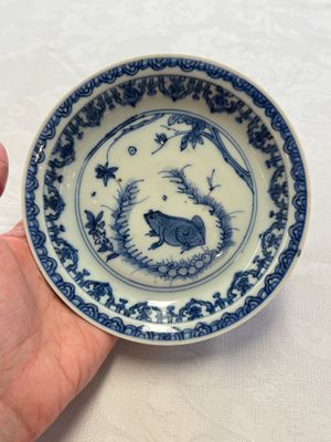 A Chinese blue and white 'Qilin' saucer dish and a 'Frog' saucer dish, Jiajing/Wanli — foto 16
