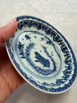 A Chinese blue and white 'Qilin' saucer dish and a 'Frog' saucer dish, Jiajing/Wanli — foto 17