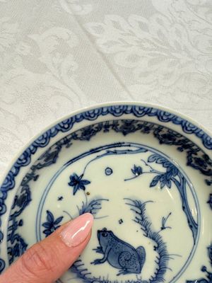A Chinese blue and white 'Qilin' saucer dish and a 'Frog' saucer dish, Jiajing/Wanli — foto 18