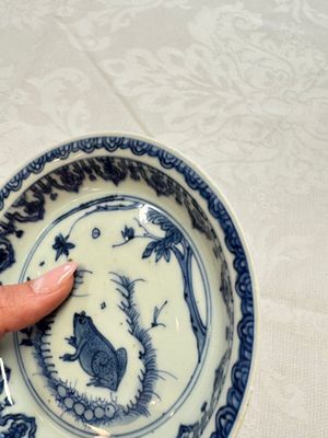 A Chinese blue and white 'Qilin' saucer dish and a 'Frog' saucer dish, Jiajing/Wanli — foto 19