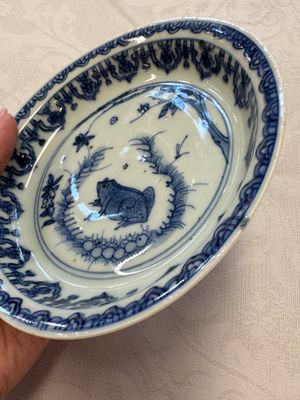 A Chinese blue and white 'Qilin' saucer dish and a 'Frog' saucer dish, Jiajing/Wanli — foto 20