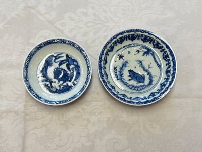A Chinese blue and white 'Qilin' saucer dish and a 'Frog' saucer dish, Jiajing/Wanli — foto 2