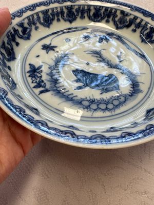 A Chinese blue and white 'Qilin' saucer dish and a 'Frog' saucer dish, Jiajing/Wanli — foto 21