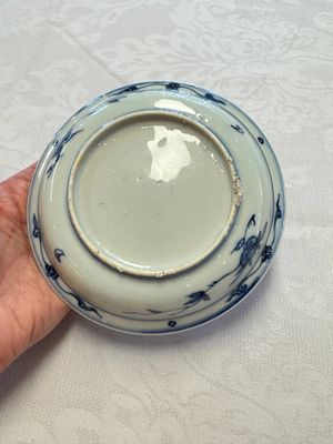 A Chinese blue and white 'Qilin' saucer dish and a 'Frog' saucer dish, Jiajing/Wanli — foto 22
