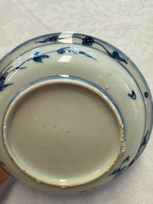 A Chinese blue and white 'Qilin' saucer dish and a 'Frog' saucer dish, Jiajing/Wanli — foto 23