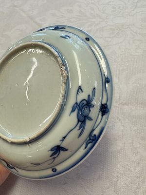 A Chinese blue and white 'Qilin' saucer dish and a 'Frog' saucer dish, Jiajing/Wanli — foto 24