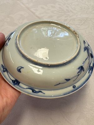 A Chinese blue and white 'Qilin' saucer dish and a 'Frog' saucer dish, Jiajing/Wanli — foto 25