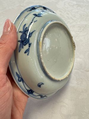 A Chinese blue and white 'Qilin' saucer dish and a 'Frog' saucer dish, Jiajing/Wanli — foto 26