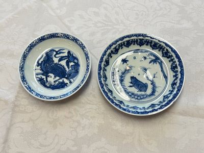 A Chinese blue and white 'Qilin' saucer dish and a 'Frog' saucer dish, Jiajing/Wanli — foto 3