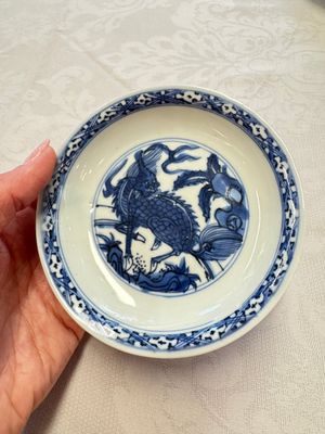 A Chinese blue and white 'Qilin' saucer dish and a 'Frog' saucer dish, Jiajing/Wanli — foto 4