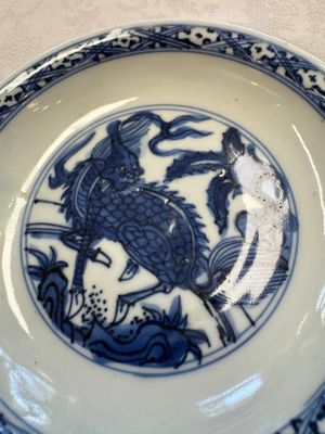 A Chinese blue and white 'Qilin' saucer dish and a 'Frog' saucer dish, Jiajing/Wanli — foto 5