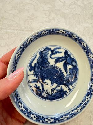 A Chinese blue and white 'Qilin' saucer dish and a 'Frog' saucer dish, Jiajing/Wanli — foto 6