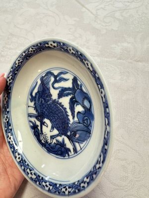 A Chinese blue and white 'Qilin' saucer dish and a 'Frog' saucer dish, Jiajing/Wanli — foto 7