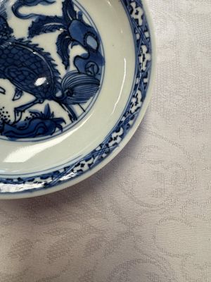A Chinese blue and white 'Qilin' saucer dish and a 'Frog' saucer dish, Jiajing/Wanli — foto 8