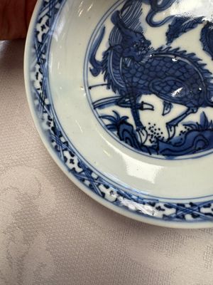 A Chinese blue and white 'Qilin' saucer dish and a 'Frog' saucer dish, Jiajing/Wanli — foto 9