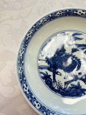 A Chinese blue and white 'Qilin' saucer dish and a 'Frog' saucer dish, Jiajing/Wanli — foto 10