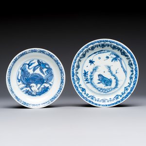 A Chinese blue and white 'Qilin' saucer dish and a 'Frog' saucer dish, Jiajing/Wanli — foto 1