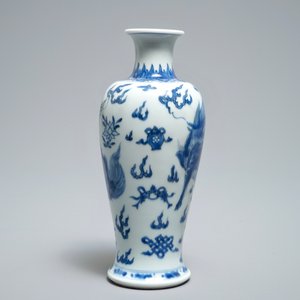 A Chinese blue and white 'qilin' vase, Kangxi — photo 2