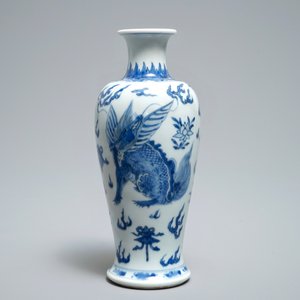 A Chinese blue and white 'qilin' vase, Kangxi — photo 3