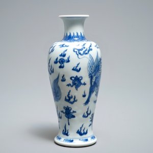 A Chinese blue and white 'qilin' vase, Kangxi — photo 4