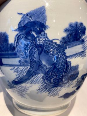 A Chinese blue and white 'qilins' vase, Transitional period — photo 5