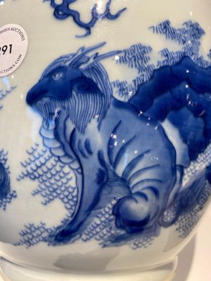 A Chinese blue and white 'qilins' vase, Transitional period — photo 8