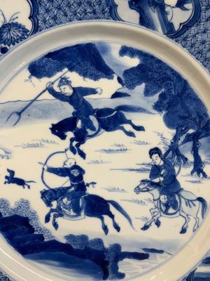 A Chinese blue and white 'rabbit hunt' dish, Chenghua mark, Kangxi — photo 3