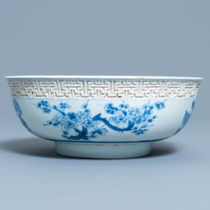 A Chinese blue and white relief-moulded bowl, Kangxi — 照片 5