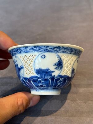 A Chinese blue and white reticulated bowl, Transitional period — foto 1